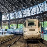 Bild 1 von 11 der Fotostrecke zum Klicken:  Barcelona – Spanien  Estació de França ist ein Fern- und Regionalbahnhof in der katalanischen Metropole. Er ist nach dem Bahnhof Barcelona-Sants der zweitwichtigste der Stadt. Der Kopfbahnhof entstand in seiner heutigen Form anlässlich der Weltausstellung im Jahre 1929. Beeindruckend ist die 29 Meter hohe und 195 Meter lange zweischiffige Bahnhofshalle, die in einem Gleisbogen liegt.