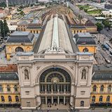 Budapest – Ungarn  Der Bahnhof Budapest-Keleti pu (früher Keleti pályaudvar, zu deutsch Ostbahnhof), ist der größte der drei Hauptbahnhöfe der ungarischen Hauptstadt. Mittlerweile halten hier aber die meisten internationalen Züge, insbesondere sämtliche nach Ungarn verkehrende EuroCity und die Railjet-Verbindungen aus München, Zürich und Wien. Das Empfangsgebäude repräsentiert den Stil der Neorenaissance und wurde zwischen 1881 und 1884 vom Eisenbahntechniker János Feketeházy und dem Architekten Gyula Rochlitz geplant und erbaut.
