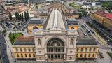 Budapest – Ungarn  Der Bahnhof Keleti pu, zu deutsch Ostbahnhof, ist der größte der drei Hauptbahnhöfe der ungarischen Hauptstadt. Mittlerweile halten hier aber die meisten internationalen Züge, insbesondere sämtliche nach Ungarn verkehrende EuroCity und die Railjet-Verbindungen aus München, Zürich und Wien. Das Empfangsgebäude repräsentiert den Stil der Neorenaissance und wurde zwischen 1881 und 1884 vom Eisenbahntechniker János Feketeházy und dem Architekten Gyula Rochlitz geplant und erbaut.