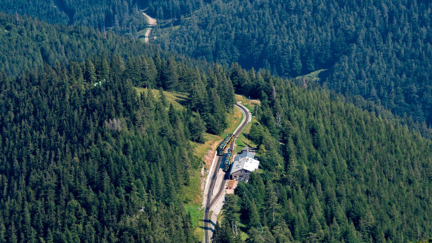 Stationen des Aufbruchs: Hochschneeberg/Baumgartner – Osterreich In der Nähe von Wien gibt es eine Zahnradbahn, sie führt von Puchberg auf den 1796 Meter hohen Hochschneeberg. Sie hat eine Spurweite von 1000 Millimeter und ist mit einer Länge von 9,7 Kilometern die längste Zahnradbahn Österreichs. Typisch für die aktuelle Schneebergbahn sind die bunten Salamander-Triebwagen, die seit 1999 in Dienst stehen und die alten Dampflokomotiven weitgehend abgelöst haben. Die Aufnahme zeigt zwei solcher Triebwagen, die sich in der Kreuzungsstation Baumgartner begegnen. Hochschneeberg/Baumgartner – Osterreich In der Nähe von Wien gibt es eine Zahnradbahn, sie führt von Puchberg auf den 1796 Meter hohen Hochschneeberg. Sie hat eine Spurweite von 1000 Millimeter und ist mit einer Länge von 9,7 Kilometern die längste Zahnradbahn Österreichs. Typisch für die aktuelle Schneebergbahn sind die bunten Salamander-Triebwagen, die seit 1999 in Dienst stehen und die alten Dampflokomotiven weitgehend abgelöst haben. Die Aufnahme zeigt zwei solcher Triebwagen, die sich in der Kreuzungsstation Baumgartner begegnen.