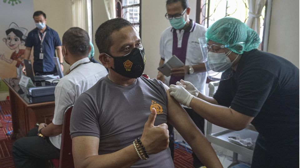 Beispiel Indonesien: Das würde passieren, wenn wir die Jüngeren zuerst impfen – und nicht die Senioren