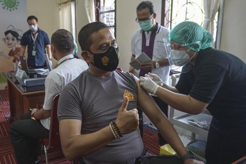 Beispiel Indonesien: Das würde passieren, wenn wir die Jüngeren zuerst impfen – und nicht die Senioren