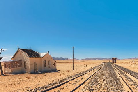 Garub – Namibia  Garub ist eine Quelle, ein Bahnhof und eine Geisterstadt in der Region Karas im Süden Namibias. Der kleine Ort wurde von der Deutschen Schutztruppe beim gleichnamigen Bahnhof gegründet, der zwischen Lüderitz und Aus an der Bahnstrecke Lüderitz – Seeheim liegt. Dieser trug wiederum den Namen der ergiebigen Quellen in der Namib, die genutzt wurden, um die Wasservorräte der Dampflokomotiven aufzufüllen.