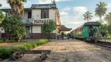 Manakara – Madagaskar  Der im alten französischen Kolonialstil gehaltene Bahnhof von Manakara ist Endpunkt der 162 Kilometer langen Meterspurstrecke von Fianarantsoa. Die Fahrgäste haben eine interessante Reise vor sich, sind doch nicht nur 67 Brücken zu überqueren, sondern auch die Start- und Landebahn des Manakara Airport.