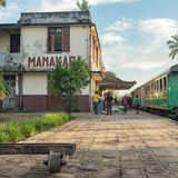 Manakara – Madagaskar  Der im alten französischen Kolonialstil gehaltene Bahnhof von Manakara ist Endpunkt der 162 Kilometer langen Meterspurstrecke von Fianarantsoa. Die Fahrgäste haben eine interessante Reise vor sich, sind doch nicht nur 67 Brücken zu überqueren, sondern auch die Start- und Landebahn des Manakara Airport.