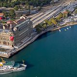 Istanbul – Turkei  Drohnenaufnahme des Istanbuler Bahnhofs Haydarpaşa samt näherer Umgebung aus dem Jahre 2016. Der Kopfbahnhof liegt auf der asiatischen Seite des Bosporus. Er war Ausgangspunkt der Anatolischen Eisenbahn, von der die Bagdadbahn dann später abzweigte. Die Eröffnung erfolgte am 19. August 1908. Seit 1930 fuhr hier der Taurus-Express ab. Anfang Februar 2012 wurde der Fernverkehr zum Bahnhof Haydarpaşa eingestellt. Im Zusammenhang mit dem Marmaray-Projekt, einer Untertunnelung des Bosporus, verlor der Bahnhof ab 2014 auch seine Funktion als Endpunkt der auf der Anatolischen Eisenbahn verkehrenden S-Bahn in die östlichen Vororte Istanbuls.