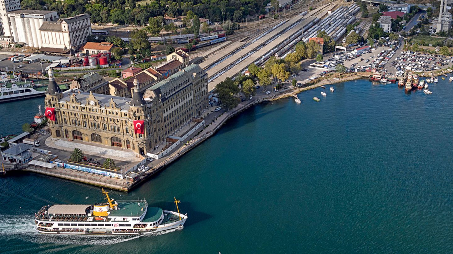 Stationen des Aufbruchs: Istanbul – Turkei Drohnenaufnahme des Istanbuler Bahnhofs Haydarpaşa samt näherer Umgebung aus dem Jahre 2016. Der Kopfbahnhof liegt auf der asiatischen Seite des Bosporus. Er war Ausgangspunkt der Anatolischen Eisenbahn, von der die Bagdadbahn dann später abzweigte. Die Eröffnung erfolgte am 19. August 1908. Seit 1930 fuhr hier der Taurus-Express ab. Anfang Februar 2012 wurde der Fernverkehr zum Bahnhof Haydarpaşa eingestellt. Im Zusammenhang mit dem Marmaray-Projekt, einer Untertunnelung des Bosporus, verlor der Bahnhof ab 2014 auch seine Funktion als Endpunkt der auf der Anatolischen Eisenbahn verkehrenden S-Bahn in die östlichen Vororte Istanbuls. Istanbul – Turkei Drohnenaufnahme des Istanbuler Bahnhofs Haydarpaşa samt näherer Umgebung aus dem Jahre 2016. Der Kopfbahnhof liegt auf der asiatischen Seite des Bosporus. Er war Ausgangspunkt der Anatolischen Eisenbahn, von der die Bagdadbahn dann später abzweigte. Die Eröffnung erfolgte am 19. August 1908. Seit 1930 fuhr hier der Taurus-Express ab. Anfang Februar 2012 wurde der Fernverkehr zum Bahnhof Haydarpaşa eingestellt. Im Zusammenhang mit dem Marmaray-Projekt, einer Untertunnelung des Bosporus, verlor der Bahnhof ab 2014 auch seine Funktion als Endpunkt der auf der Anatolischen Eisenbahn verkehrenden S-Bahn in die östlichen Vororte Istanbuls.