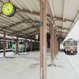 Abashiri – Japan  Der 1912 eröffnete Bahnhof Abashiri liegt im westlichen Stadtteil Shinmachi der japanischen Stadt Takasaki. Er besitzt fünf Gleise, von denen drei dem Personenverkehr dienen. Diese liegen am Hausbahnsteig und an einem überdachten Mittelbahnsteig, der durch eine gedeckte Überführung mit dem Empfangsgebäude an der Nordseite der Anlage verbunden ist.