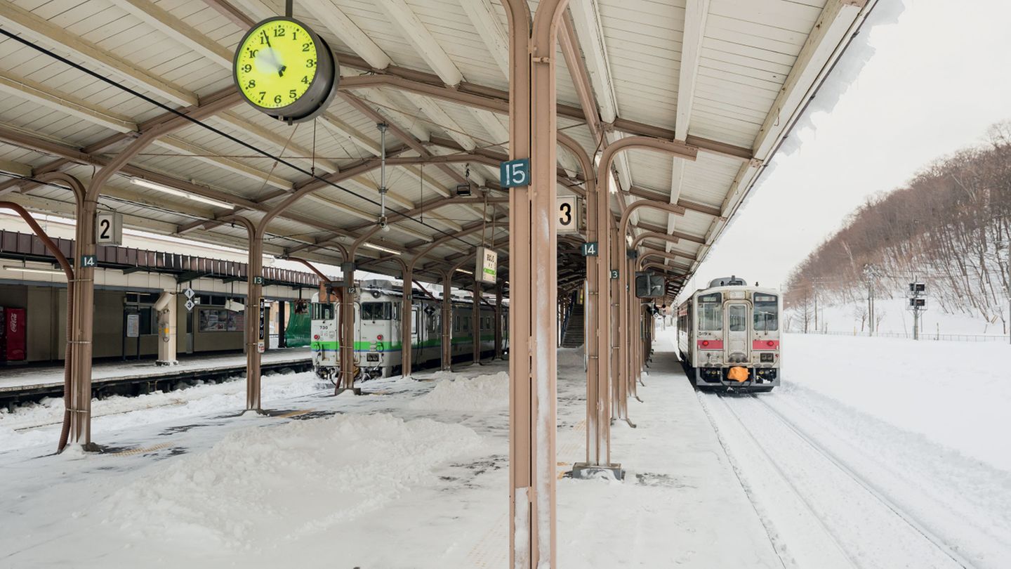 Stationen des Aufbruchs: Abashiri – Japan Der 1912 eröffnete Bahnhof Abashiri liegt im westlichen Stadtteil Shinmachi der japanischen Stadt Takasaki. Er besitzt fünf Gleise, von denen drei dem Personenverkehr dienen. Diese liegen am Hausbahnsteig und an einem überdachten Mittelbahnsteig, der durch eine gedeckte Überführung mit dem Empfangsgebäude an der Nordseite der Anlage verbunden ist. Abashiri – Japan Der 1912 eröffnete Bahnhof Abashiri liegt im westlichen Stadtteil Shinmachi der japanischen Stadt Takasaki. Er besitzt fünf Gleise, von denen drei dem Personenverkehr dienen. Diese liegen am Hausbahnsteig und an einem überdachten Mittelbahnsteig, der durch eine gedeckte Überführung mit dem Empfangsgebäude an der Nordseite der Anlage verbunden ist.
