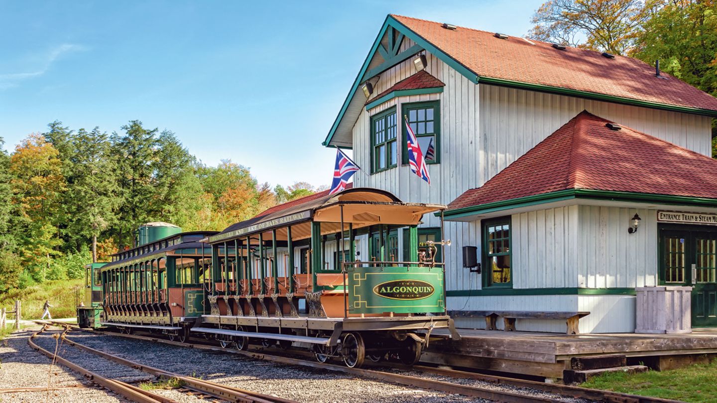 Stationen des Aufbruchs: Huntsville – Kanada In Huntsville im kanadischen Bundesstaat Ontario steht im Oktober 2019 abfahrbereit der "Portage Flyer" in der Rotary Village Station. Die kleine Bahn ist ein Teil des "Muskoka Heritage Place" und erinnert an eine Kleinbahn, die zwischen 1904 und 1959 zwischen Nord- und Süd-Portage verkehrte. Die heutige Touristenbahn besitzt mehrere Aussichtswagen sowie je eine Dampf- und Diesellokomotive, ein Museum ist angegliedert. Huntsville – Kanada In Huntsville im kanadischen Bundesstaat Ontario steht im Oktober 2019 abfahrbereit der "Portage Flyer" in der Rotary Village Station. Die kleine Bahn ist ein Teil des "Muskoka Heritage Place" und erinnert an eine Kleinbahn, die zwischen 1904 und 1959 zwischen Nord- und Süd-Portage verkehrte. Die heutige Touristenbahn besitzt mehrere Aussichtswagen sowie je eine Dampf- und Diesellokomotive, ein Museum ist angegliedert.