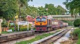 Nabon – Thailand  Nabon nennt sich der Bahnhof des Landkreises Amphon Na Bon in der Provinz Nakhon Si Thammarat. Abfahrbereit auf der Southern Line steht hier der Fernzug nach Bangkok, geführt von einer sechsachsigen dieselelektrischen Staatsbahn-Lok der SRT-Reihe.