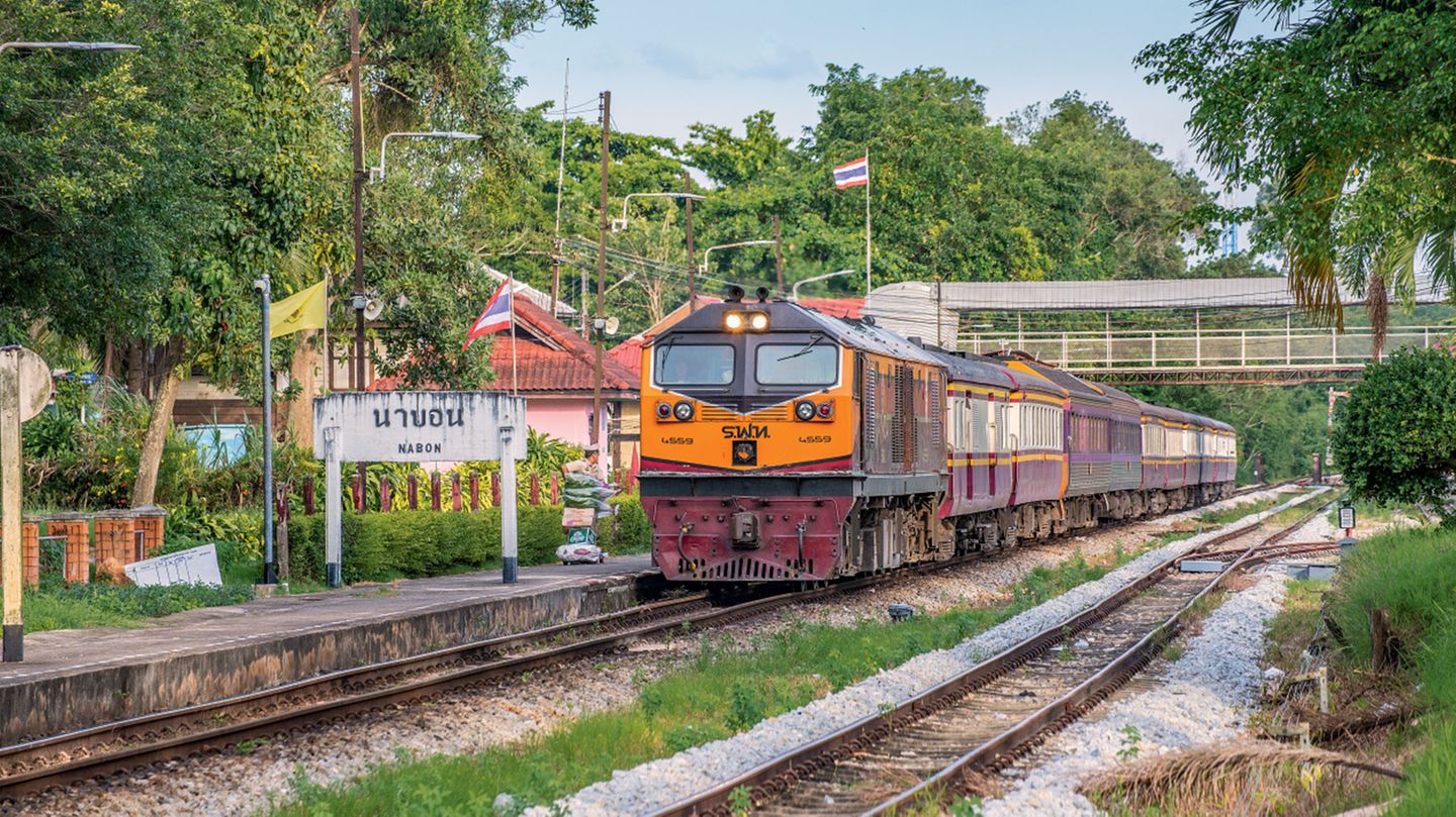 Stationen des Aufbruchs: Nabon – Thailand Nabon nennt sich der Bahnhof des Landkreises Amphon Na Bon in der Provinz Nakhon Si Thammarat. Abfahrbereit auf der Southern Line steht hier der Fernzug nach Bangkok, geführt von einer sechsachsigen dieselelektrischen Staatsbahn-Lok der SRT-Reihe. Nabon – Thailand Nabon nennt sich der Bahnhof des Landkreises Amphon Na Bon in der Provinz Nakhon Si Thammarat. Abfahrbereit auf der Southern Line steht hier der Fernzug nach Bangkok, geführt von einer sechsachsigen dieselelektrischen Staatsbahn-Lok der SRT-Reihe.