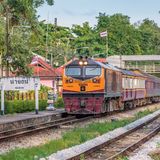 Nabon – Thailand  Nabon nennt sich der Bahnhof des Landkreises Amphon Na Bon in der Provinz Nakhon Si Thammarat. Abfahrbereit auf der Southern Line steht hier der Fernzug nach Bangkok, geführt von einer sechsachsigen dieselelektrischen Staatsbahn-Lok der SRT-Reihe.