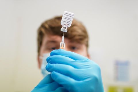 Fläschchen mit dem Corona-Impfstoff "Covishield" von AstraZeneca