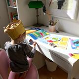 Auch die Jüngste möchte Homeschooling machen und wird mit einem Schneidebuch, Wasserfarben oder Stickerkleben beschäftigt