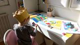 Auch die Jüngste möchte Homeschooling machen und wird mit einem Schneidebuch, Wasserfarben oder Stickerkleben beschäftigt