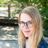 Sarah hat zwölf Jahre lang als SEO-Expertin gearbeitet, also Texte fürs Internet optimiert. Seit zehn Jahren schreibt sie ihren Blog, den sie seit Kurzem hauptberuflich betreibt.