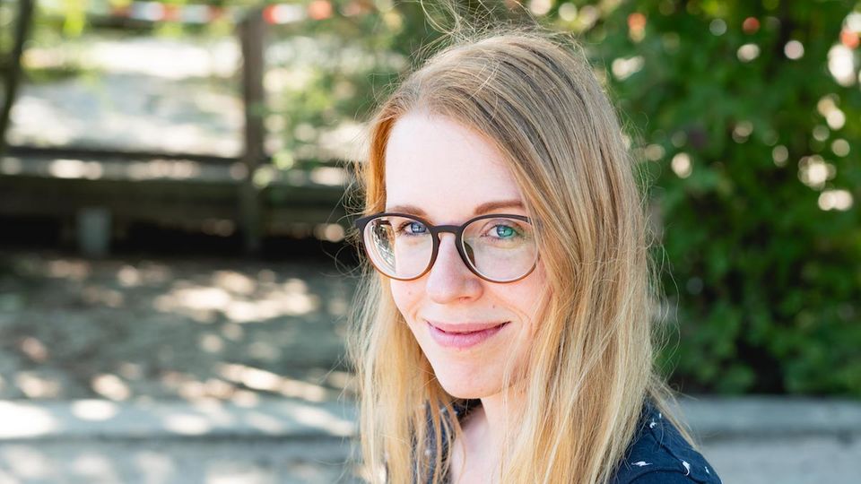 Sarah hat zwölf Jahre lang als SEO-Expertin gearbeitet, also Texte fürs Internet optimiert. Seit zehn Jahren schreibt sie ihren Blog, den sie seit Kurzem hauptberuflich betreibt.