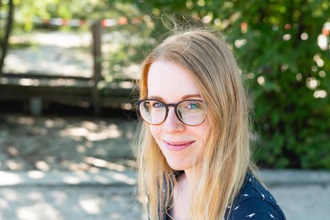 Sarah hat zwölf Jahre lang als SEO-Expertin gearbeitet, also Texte fürs Internet optimiert. Seit zehn Jahren schreibt sie ihren Blog, den sie seit Kurzem hauptberuflich betreibt.