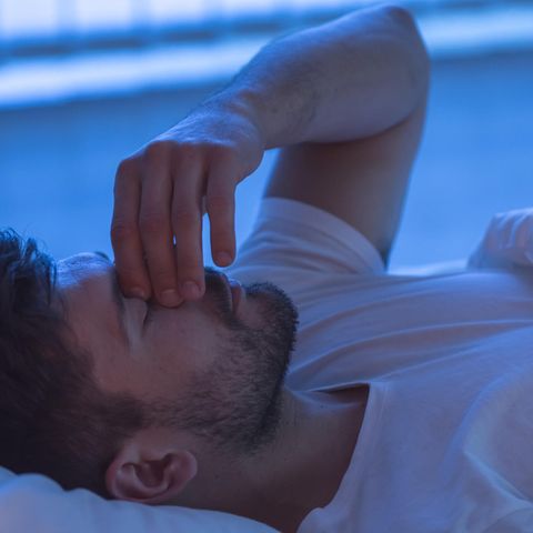 Die Diagnose: Ein Mann kann nachts nicht schlafen, ein Geräusch quält ihn. Der Arzt findet die Ursache in seinem Bett