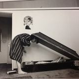 Eine Reportage im stern machte sie 1978 berühmt. Die beiden Reporter Kai Hermann und Horst Rieck hatten mit der damals 15-jährigen Christiane F. gesprochen und ein Buch über die Drogenszene in Berlin geschrieben. "Wir Kinder vom Bahnhof Zoo" erschien zunächst als zwölfteilige Serie im stern und anschließend, im Herbst des Jahres, als Buch. 1981 folgte ein Kinofilm, der die junge Frau weltweit bekannt machte.  Mitte der 80er Jahre besuchte der stern Christiane Felscherinow und berichtete darüber, wie es der mittlerweile 22-Jährigen geht. Christiane wohnte damals in einer Drei-Zimmer-Altbau-Wohnung in Berlin. In ihrem Wohnzimmer stand zu der Zeit ein schwarzer Sarg, den sie als Kleiderschrank nutzte.