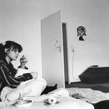 Sie schlief damals auf einer auf dem Boden liegenden Matratze. Ansonsten war die Wohnung eher karg eingerichtet.