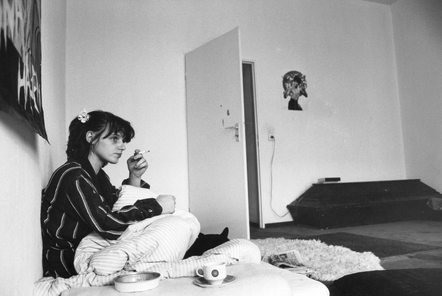 Sie schlief damals auf einer auf dem Boden liegenden Matratze. Ansonsten war die Wohnung eher karg eingerichtet.