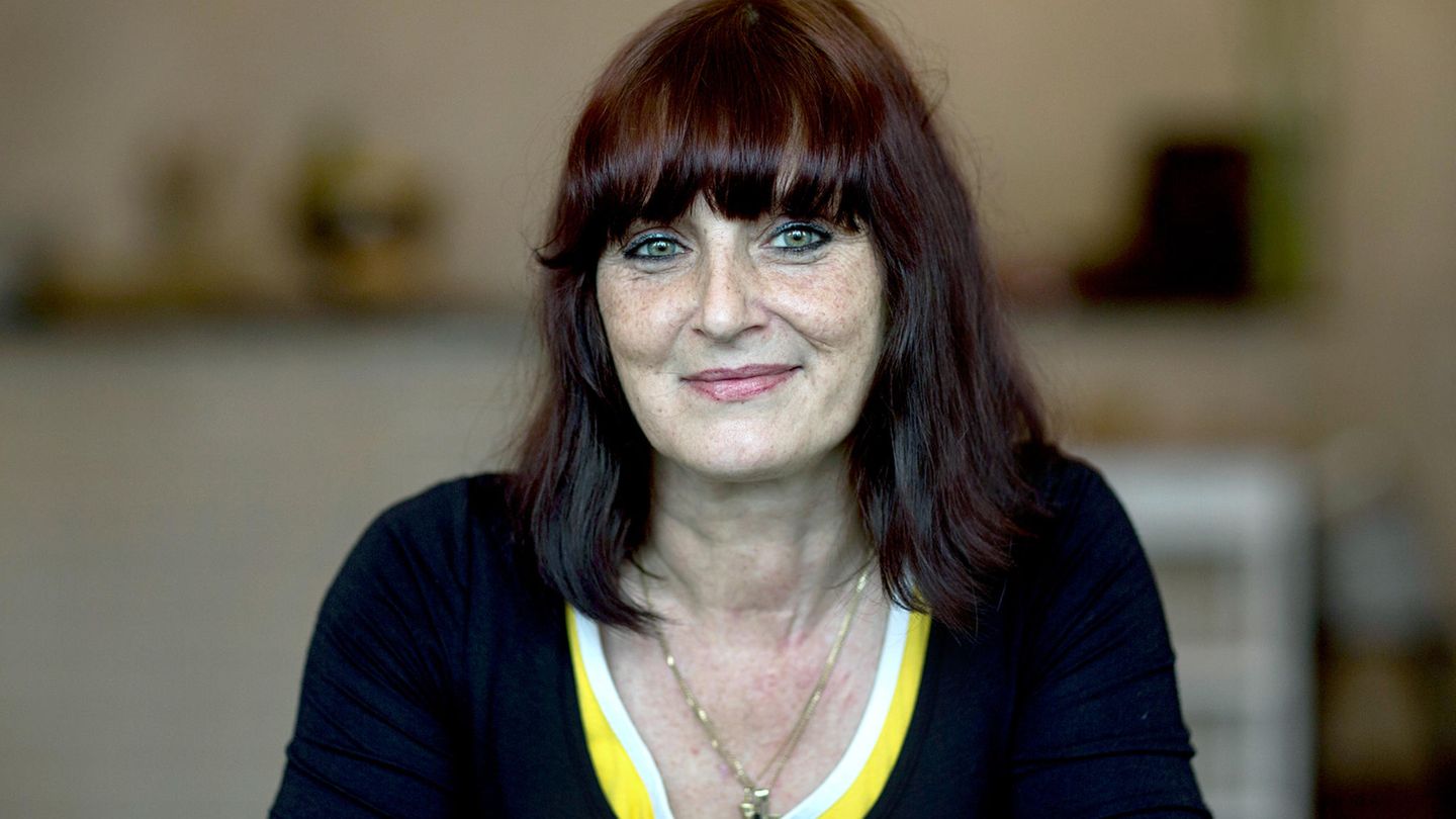 "Wir Kinder vom Bahnhof Zoo": Im gleichen Jahr erschien auch ihre Autobiografie. 35 Jahre nach dem Welterfolg von "Wir Kinder vom Bahnhof Zoo" erzählt Christiane Felscherinow in "Christiane F. – Mein zweites Leben" zusammen mit der Autorin Sonja Vukovic ihre Geschichte in eigenen Worten. Kurz danach zog sie sich aus der Öffentlichkeit zurück. Im gleichen Jahr erschien auch ihre Autobiografie. 35 Jahre nach dem Welterfolg von "Wir Kinder vom Bahnhof Zoo" erzählt Christiane Felscherinow in "Christiane F. – Mein zweites Leben" zusammen mit der Autorin Sonja Vukovic ihre Geschichte in eigenen Worten. Kurz danach zog sie sich aus der Öffentlichkeit zurück.