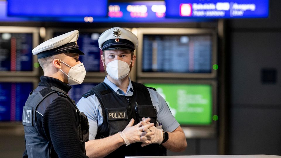 Beamte der Bundespolizei kontrollieren am Flughafen Frankfurt eintreffende Passagiere 