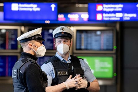 Beamte der Bundespolizei kontrollieren am Flughafen Frankfurt eintreffende Passagiere 
