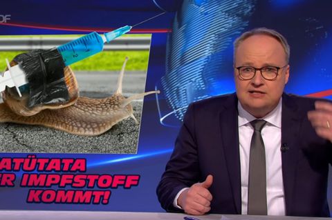 Oliver Welke spricht über die langsame Impfung in Deutschland