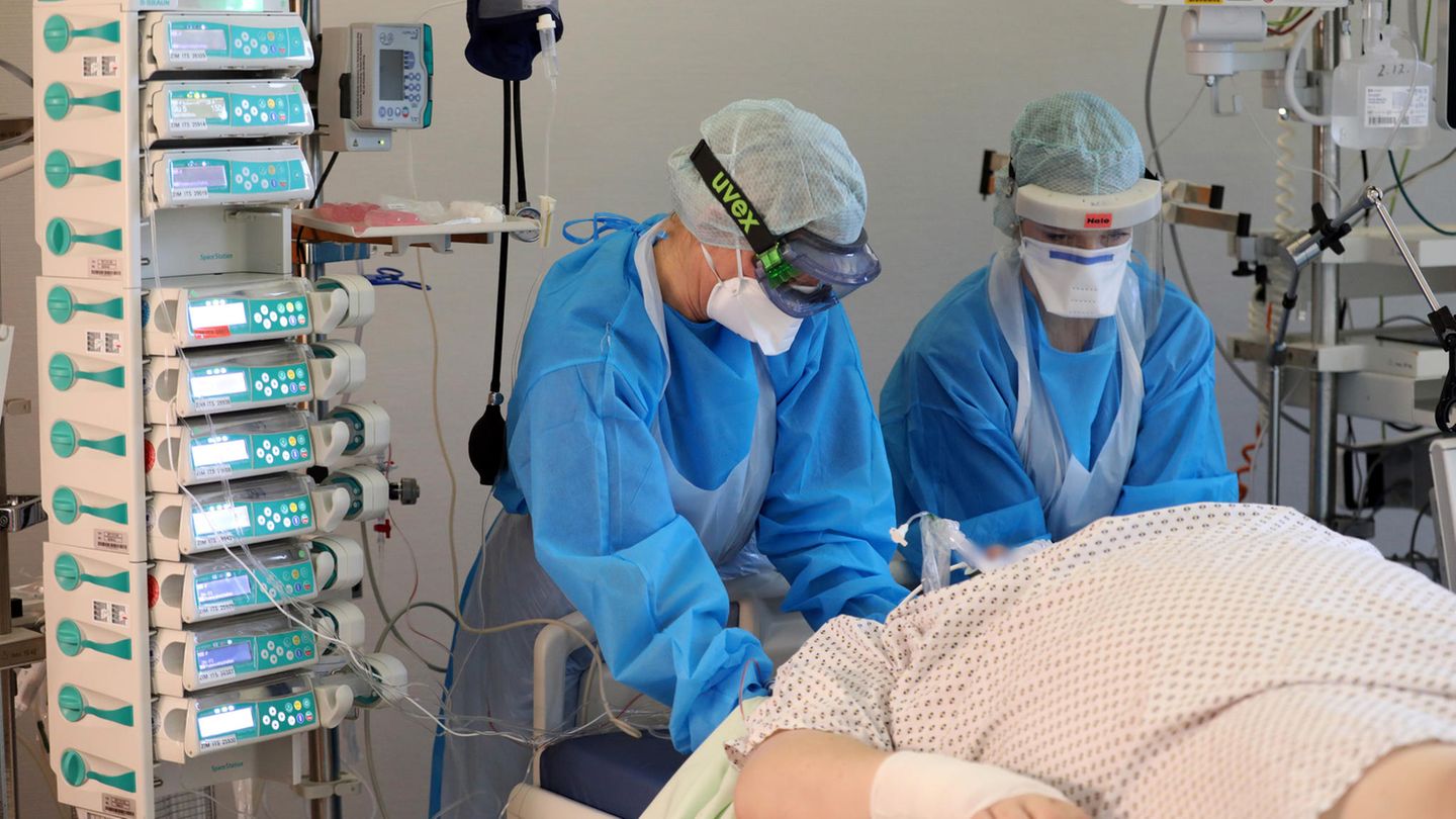 "Das Pflegepersonal ist maximal belastet, die Menschen können einfach nicht mehr", sagt Uniklinik-Professor Felix Walcher (Symbolbild)