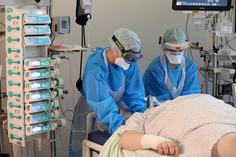 "Das Pflegepersonal ist maximal belastet, die Menschen können einfach nicht mehr", sagt Uniklinik-Professor Felix Walcher (Symbolbild)
