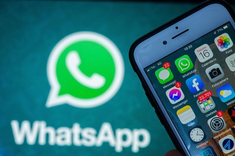 Ein junger Mann aus München muss den Tod seines Vaters verkraften. Auf der Plattform Jodel teilt er die WhatsApp-Nachricht seines Chefs, die er daraufhin erhält. 