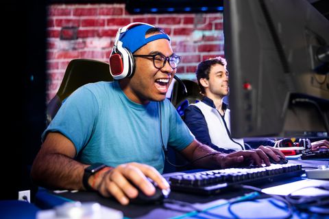 Eine mechanische Gaming Tastatur wird von einem Spieler bedient.