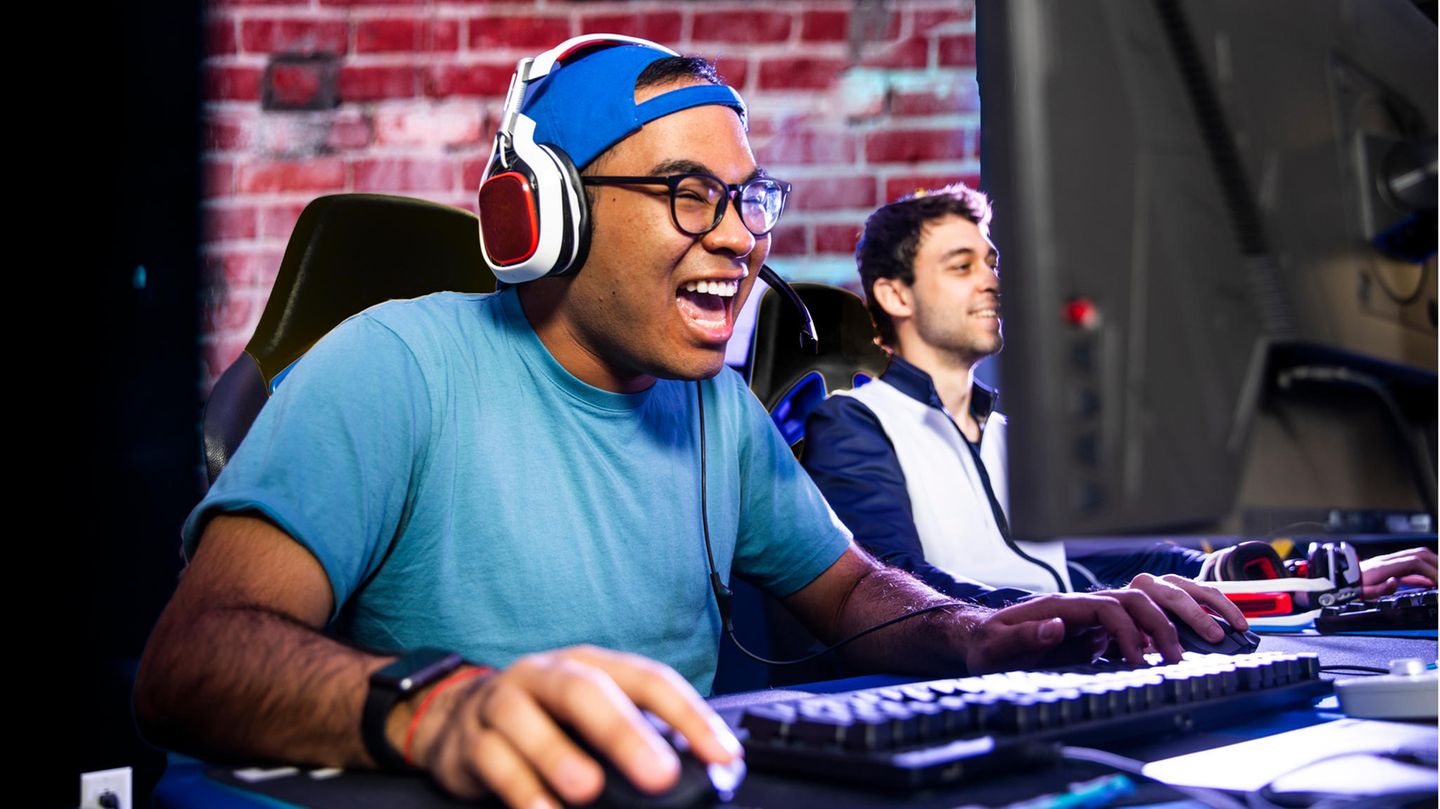 Eine mechanische Gaming Tastatur wird von einem Spieler bedient.