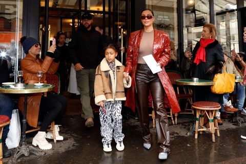 Kim Kardashian mit ihrer Tochter North, umringt von Fans