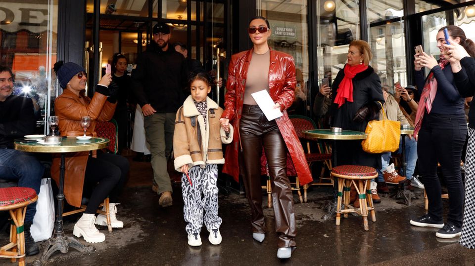 Kim Kardashian mit ihrer Tochter North, umringt von Fans