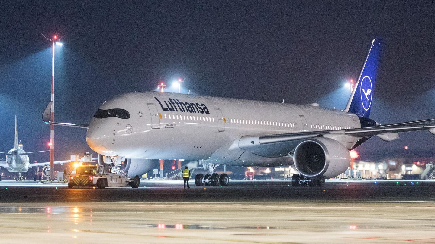 Der Airbus A350-900 der Lufthansa lässt am Sonntagabend auf dem Hamburger Flughafen die Triebwerke an