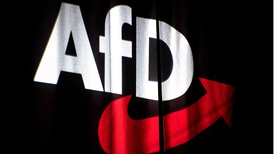 Ein Loge der Alternative für Deutschland: wird auf einen schwarzen Vorhang projiziert