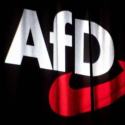 Ein Loge der Alternative für Deutschland: wird auf einen schwarzen Vorhang projiziert