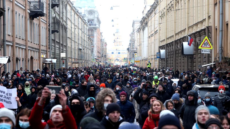 "Keine Angst vor Opa im Bunker": Demonstranten marschieren durch das Zentrum von Sankt Petersburg Demonstranten marschieren durch das Zentrum von Sankt Petersburg
