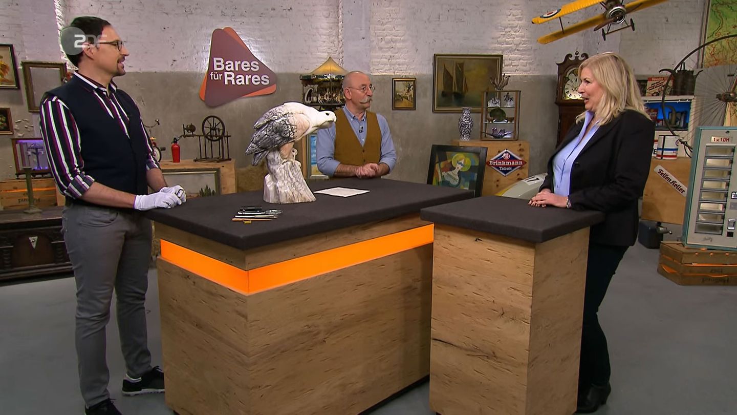 "Bares für Rares"-Experte Colmar Schulte-Goltz und Moderator Horst Lichter bestaunen den Marmoradler von Heike Knippenberg.