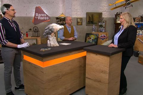 "Bares für Rares"-Experte Colmar Schulte-Goltz und Moderator Horst Lichter bestaunen den Marmoradler von Heike Knippenberg.
