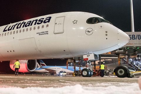 Der Airbus A350 der Lufthansa kurz vor dem Start in Hamburg