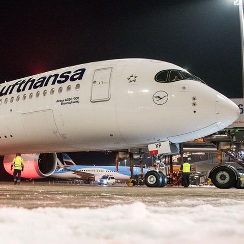 Der Airbus A350 der Lufthansa kurz vor dem Start in Hamburg
