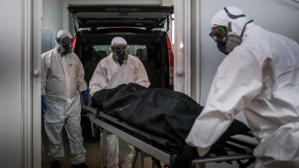Krankenhausmitarbeiter transportieren in Portugal eine Leiche nach der anderen ab