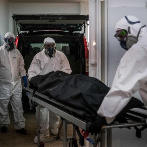 Krankenhausmitarbeiter transportieren in Portugal eine Leiche nach der anderen ab