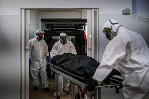 Krankenhausmitarbeiter transportieren in Portugal eine Leiche nach der anderen ab