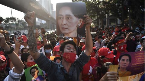 Migranten aus Myanmar protestieren in Bangkok für Aung San Suu Kyi und gegen den Militärputsch